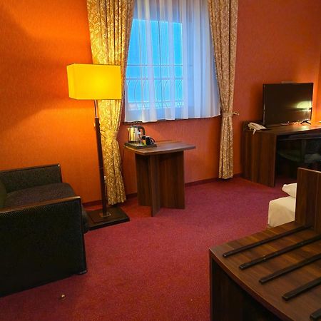 Hotel Dworski Galaktyczny Park Warzymice Ngoại thất bức ảnh