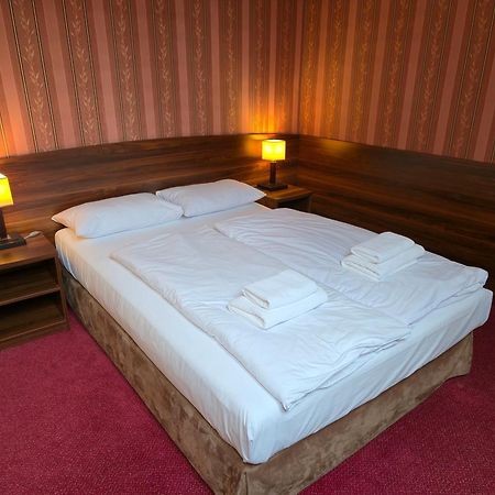 Hotel Dworski Galaktyczny Park Warzymice Ngoại thất bức ảnh