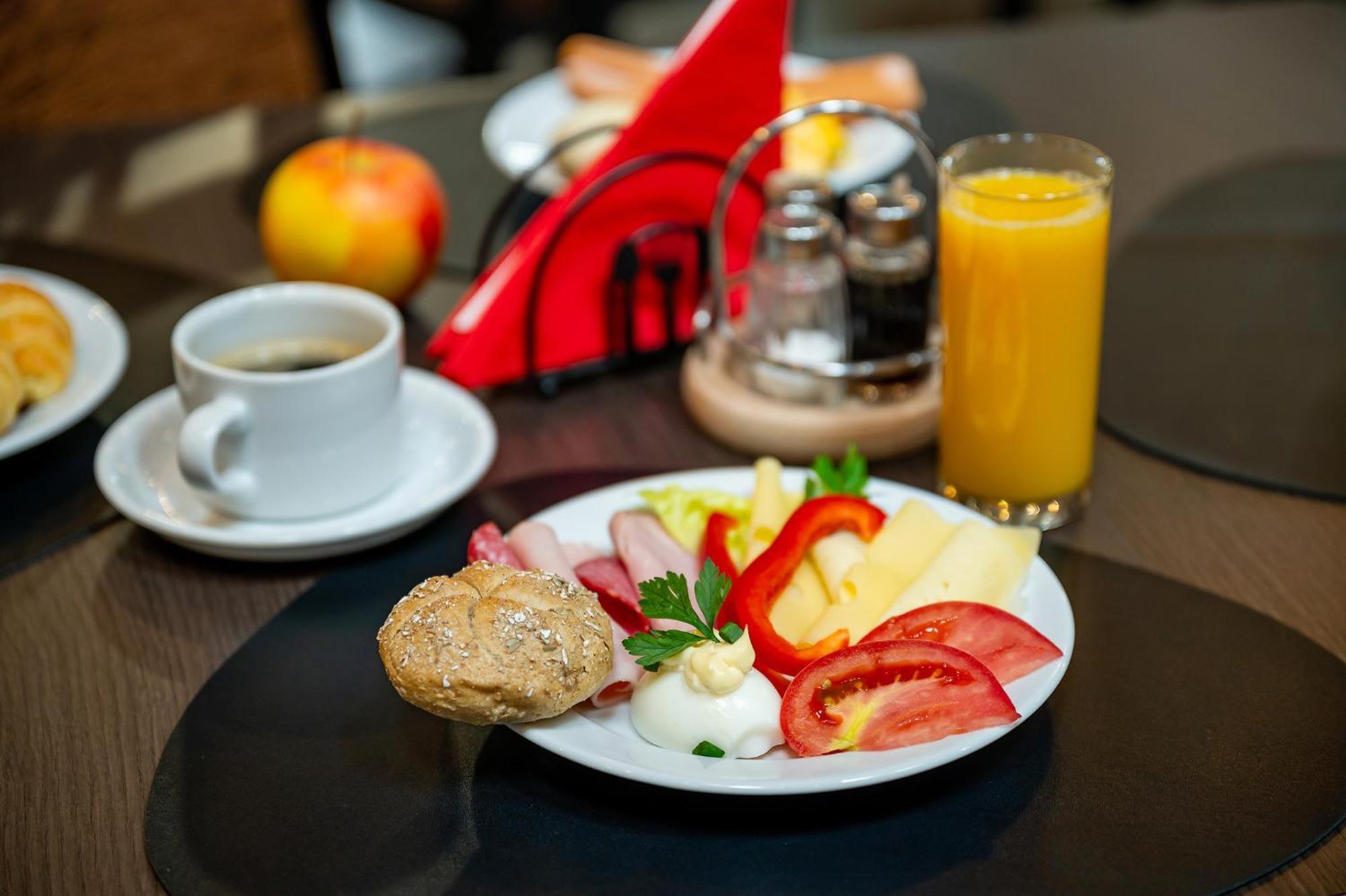 Hotel Dworski Galaktyczny Park Warzymice Ngoại thất bức ảnh