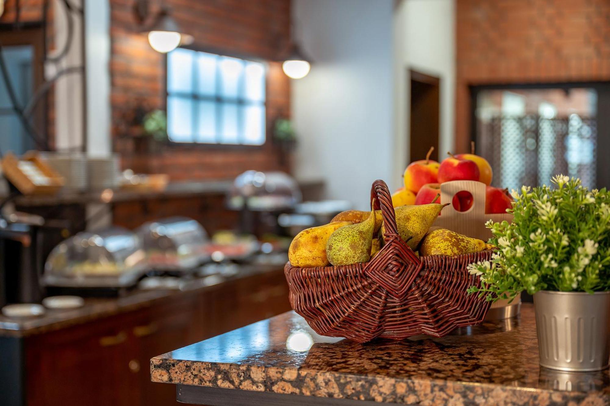 Hotel Dworski Galaktyczny Park Warzymice Ngoại thất bức ảnh