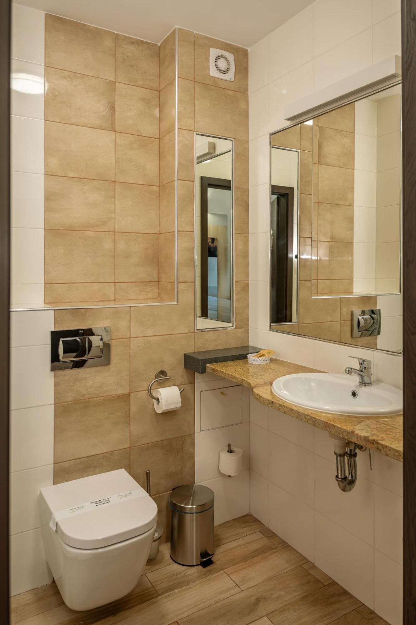 Hotel Dworski Galaktyczny Park Warzymice Ngoại thất bức ảnh
