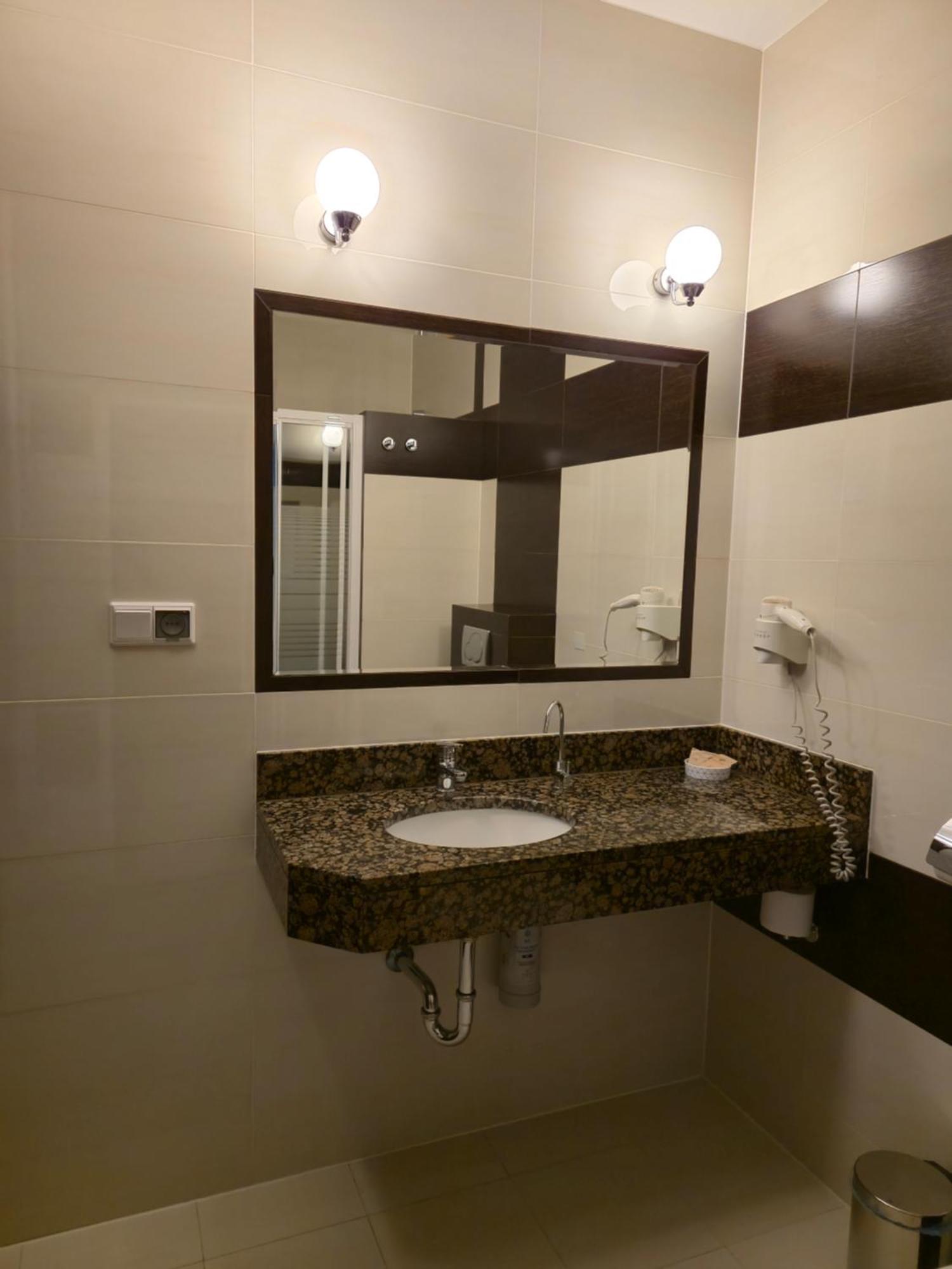 Hotel Dworski Galaktyczny Park Warzymice Ngoại thất bức ảnh
