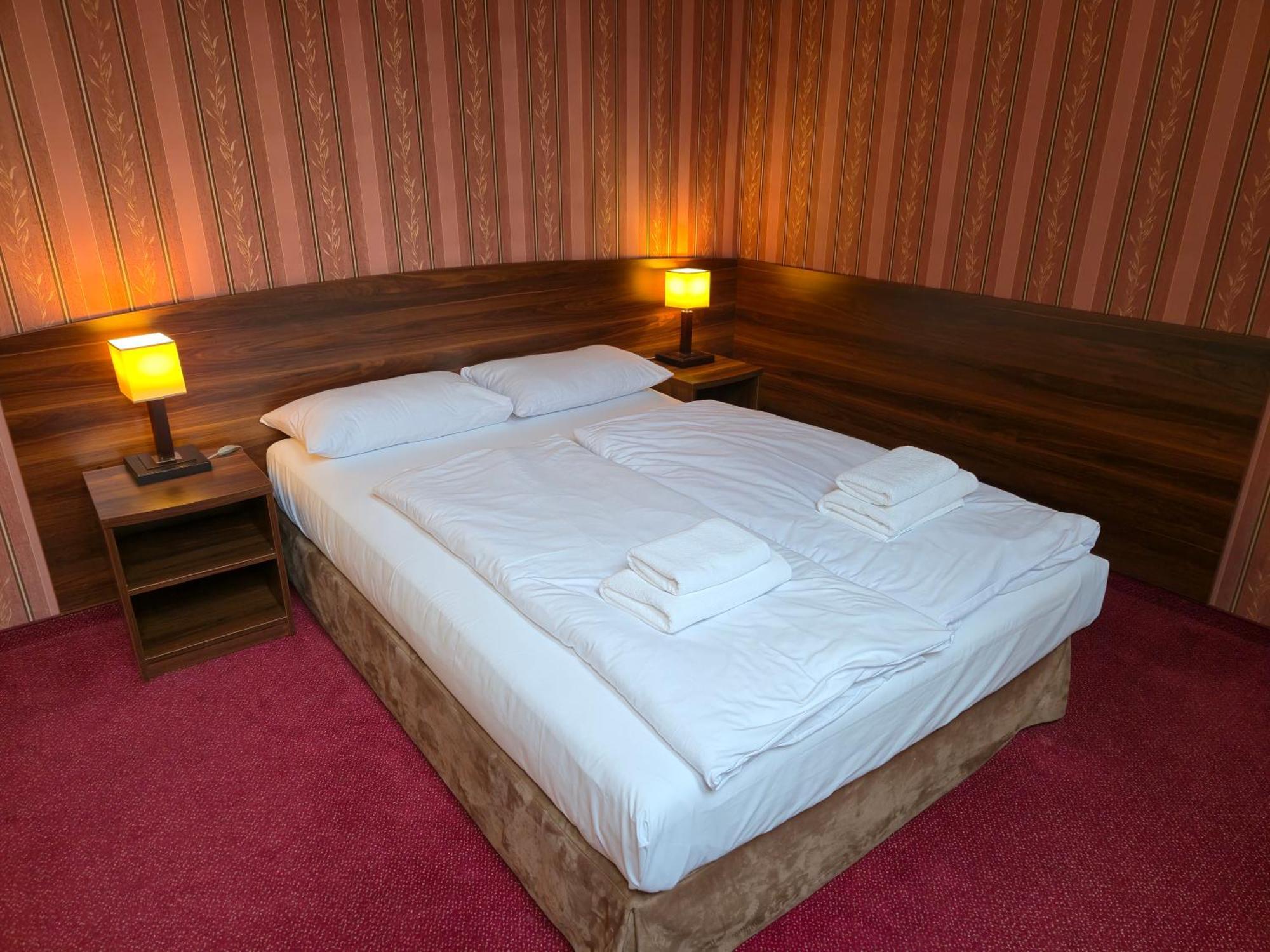 Hotel Dworski Galaktyczny Park Warzymice Ngoại thất bức ảnh
